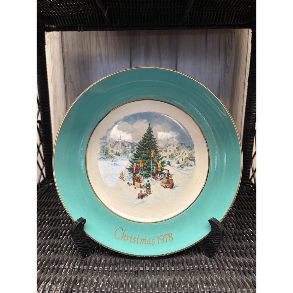Avon Christmas 1978 Plate Trimming The Tree Enoch Wedgwood England Teal Gold 9"
